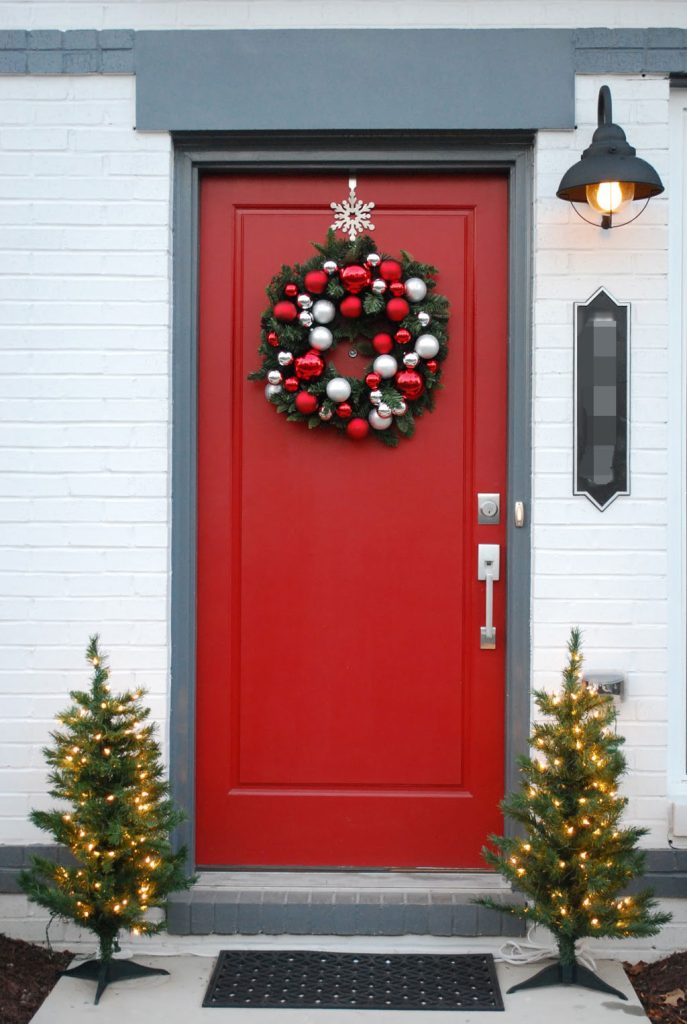 Decoración de navidad para la puerta de entrada