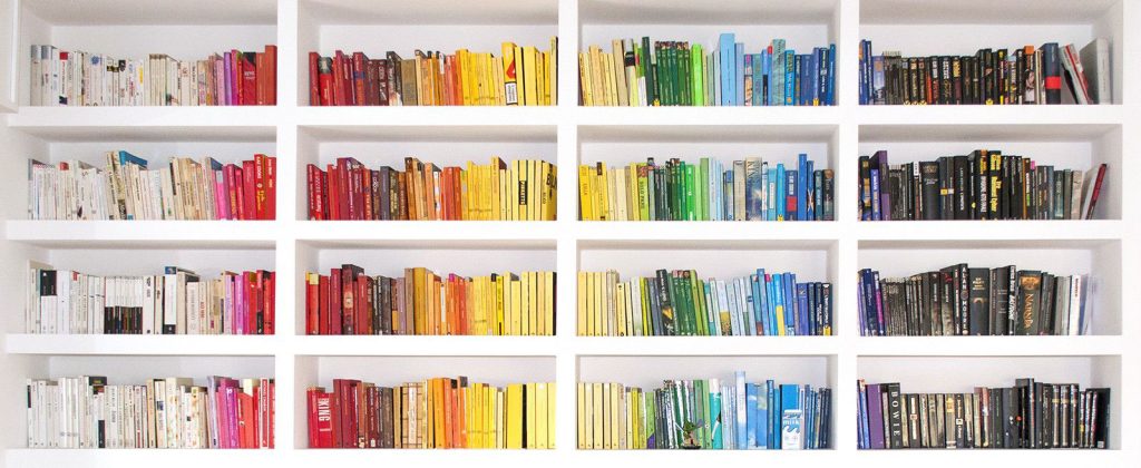 Organizar los libros por colores en tu tienda de muebles en Madrid
